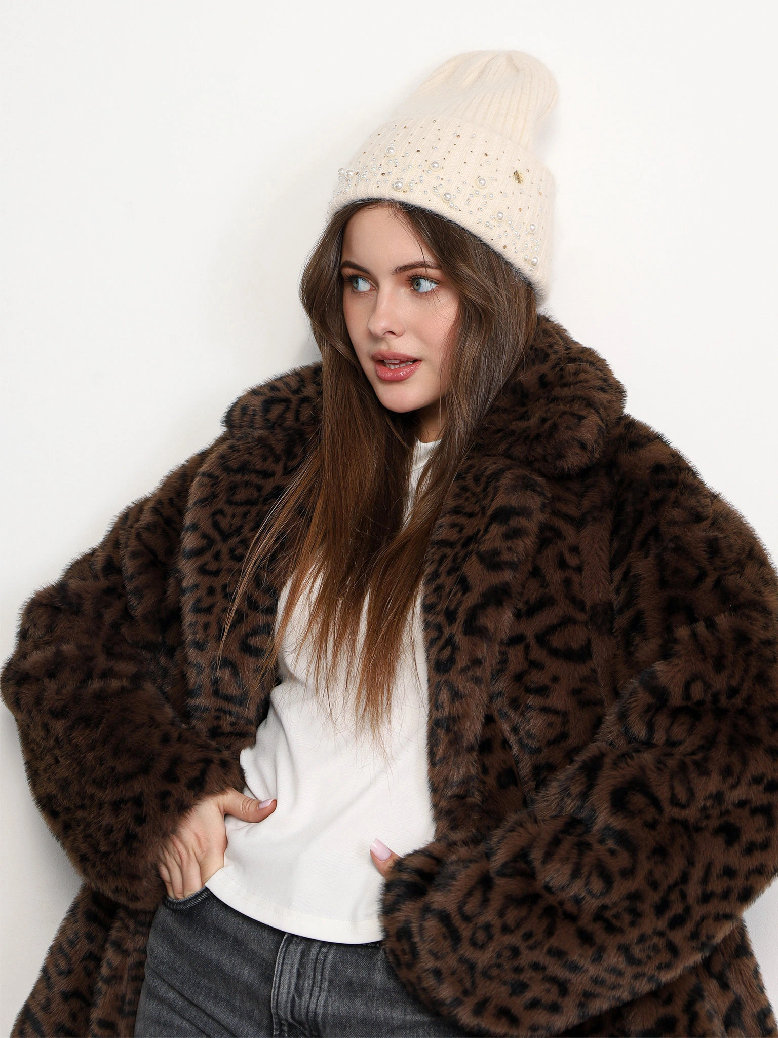 Шапка-бини двойная с отворотом декорированная стразами и бусинами в ассортименте